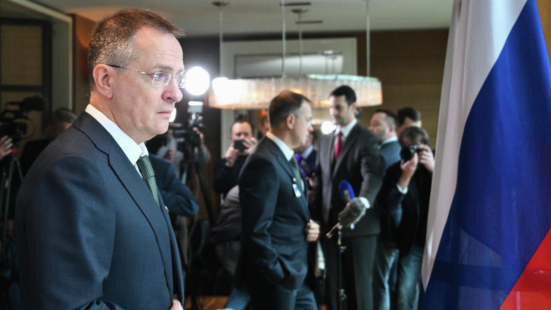 Помощник президента РФ Владимир Мединский во время пресс-подхода в отеле Интерконтиненталь в Женеве Помощник президента РФ Владимир Мединский во время пресс-подхода в отеле Интерконтиненталь в Женеве - РИА Новости, 1920, 19.02.2026