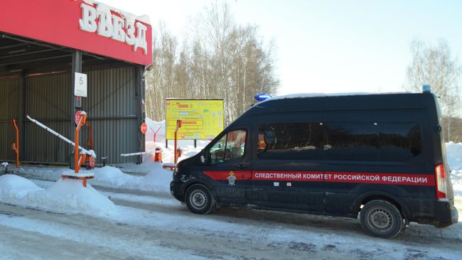 Автомобиль Следственного комитета РФ въезжает на территорию распределительного центра Магнит, в одном из зданий которого произошло обрушение кровли