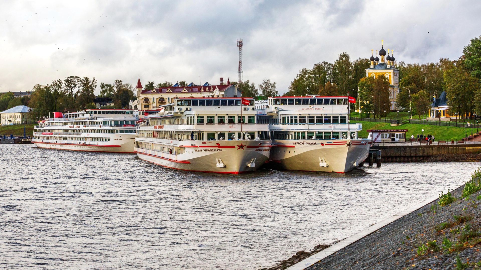 Туристические теплоходы у центрального городского причала в городе Угличе Ярославской области - РИА Новости, 1920, 19.02.2026