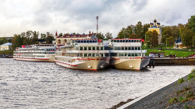 Туристические теплоходы у центрального городского причала в городе Угличе Ярославской области