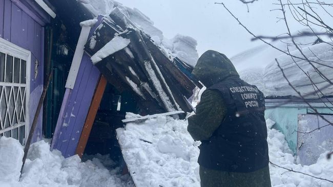 Место схода снега с крыши частного дома в Анжеро-Судженске