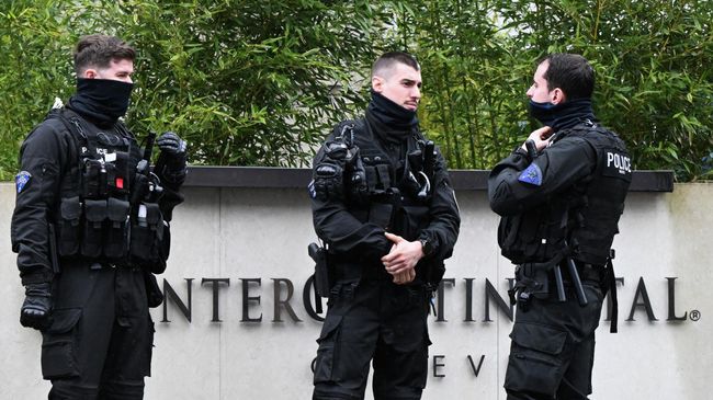 Сотрудники полиции у отеля Интерконтиненталь в Женеве после окончания переговоров представителей России, США и Украины