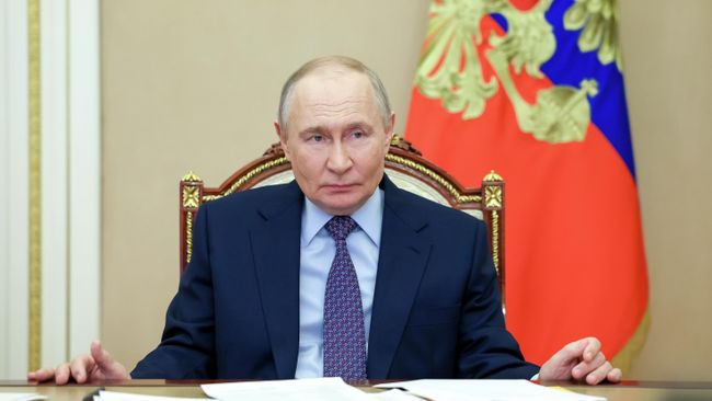 Президент России Владимир Путин проводит совещание с членами правительства РФ