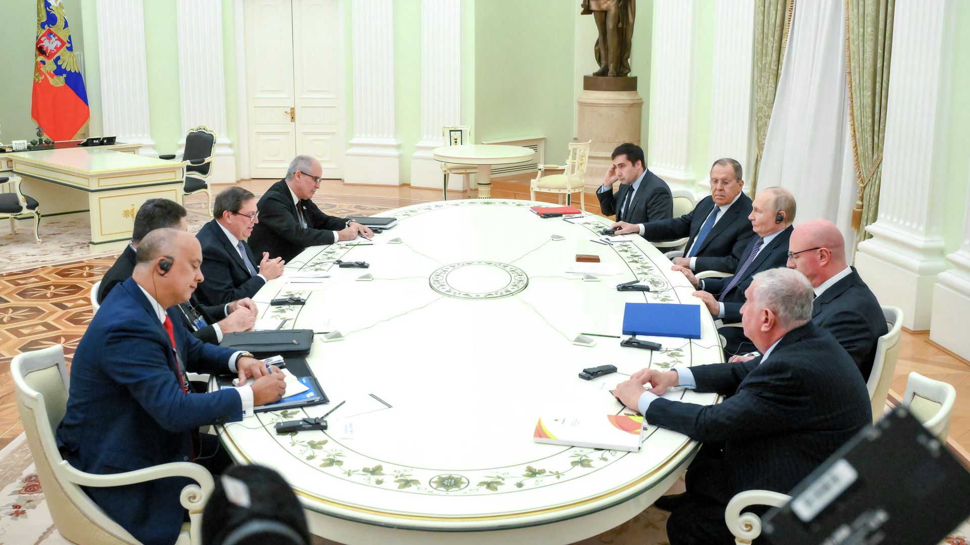 Президент России Владимир Путин и министр иностранных дел Кубы Бруно Родригес Паррилья во время встречи в Кремле - РИА Новости, 1920, 18.02.2026
