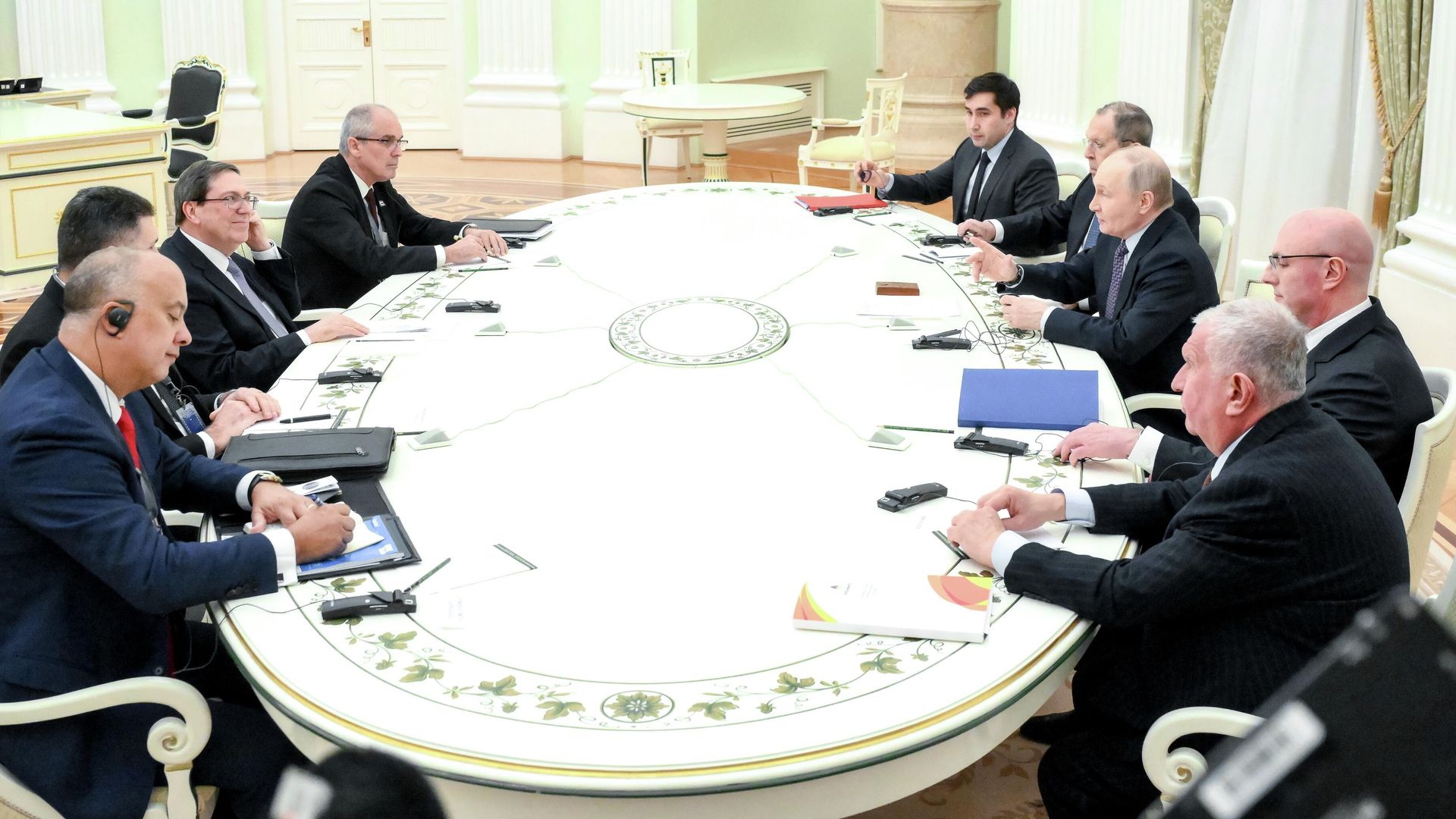 Встреча президента РФ Владимира Путина и главы МИД Кубы Бруно Родригеса Паррильи Встреча президента РФ Владимира Путина и главы МИД Кубы Бруно Родригеса Паррильи - РИА Новости, 1920, 18.02.2026