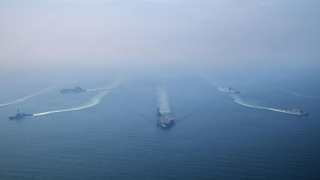 Американский авианосец USS Abraham Lincoln возглавляет ударную группу в Аравийском море