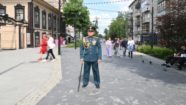 Рустам Сайфуллин, Герой Российской Федерации, полковник, заместитель начальника Тюменского высшего военно-инженерного командного училища на пешеходной улице в центре Тюмени Рустам Сайфуллин, Герой Российской Федерации, полковник, заместитель начальника Тюменского высшего военно-инженерного командного училища на пешеходной улице в центре Тюмени