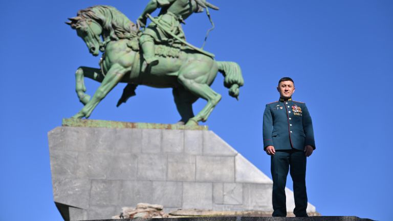 Оскар Ситдиков, председатель Ассоциации ветеранов СВО в Республике Башкортостан на фоне памятника герою башкирского народа Салавата Юлаеву Оскар Ситдиков, председатель Ассоциации ветеранов СВО в Республике Башкортостан на фоне памятника герою башкирского народа Салавата Юлаеву
