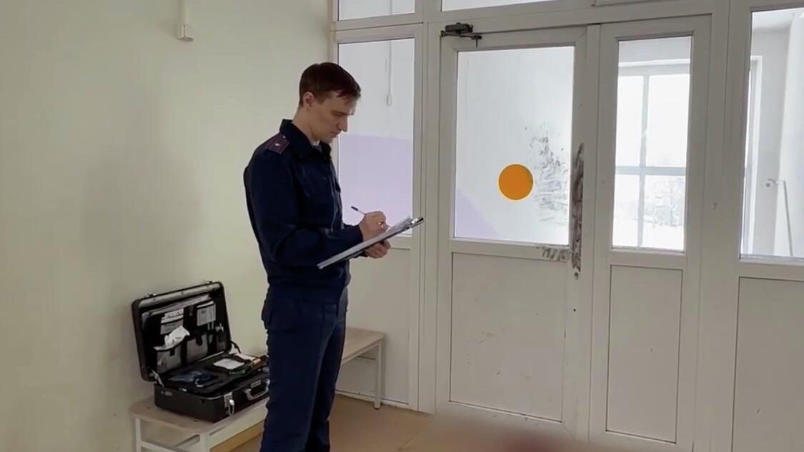 Работа СК РФ на месте нападения подростка в школе в Александровске в Пермском крае. 19 февраля 2026 Работа СК РФ на месте нападения подростка в школе в Александровске в Пермском крае. 19 февраля 2026 - РИА Новости, 1920, 19.02.2026
