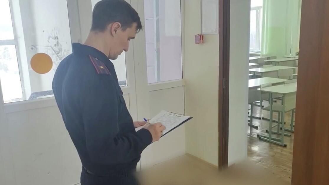 Работа СК РФ на месте нападения подростка в школе в Александровске в Пермском крае. 19 февраля 2026 - РИА Новости, 1920, 19.02.2026