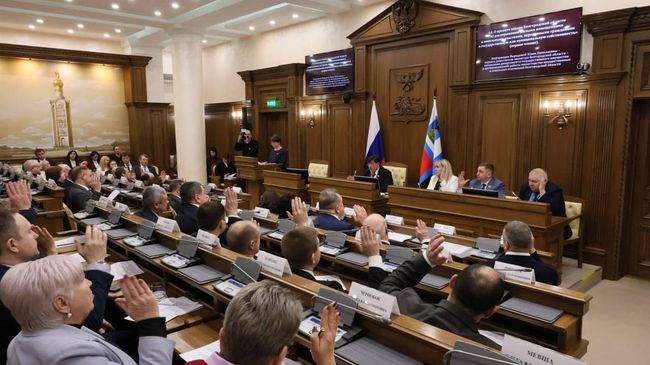 Депутаты Белгородской областной Думы на заседании