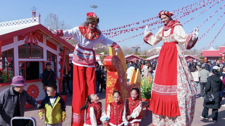 Участники на фестивале Московская Масленица в парке Чаоян в Пекине