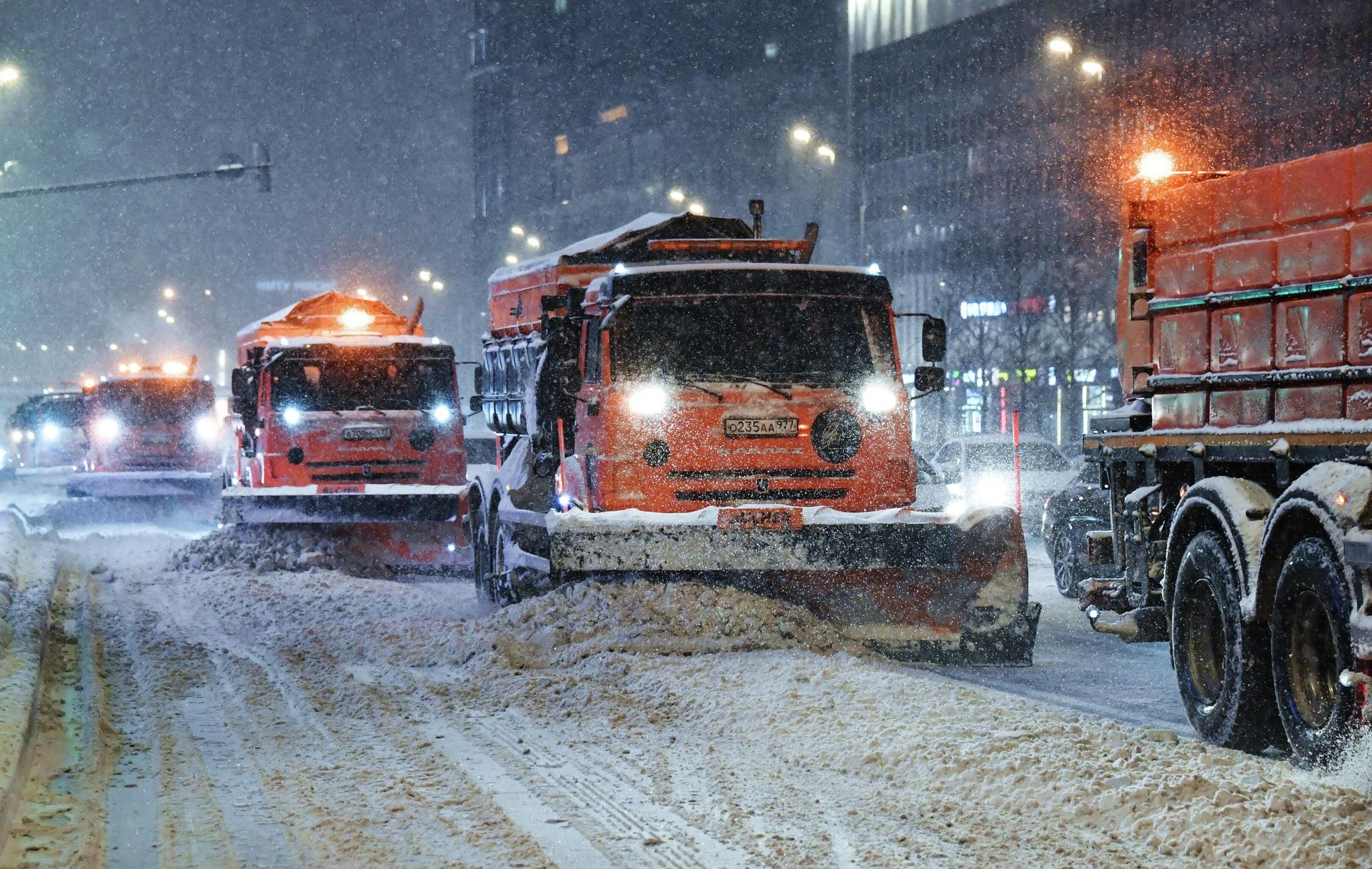 Уборка снега на Садовом кольце в Москве во время снегопада Уборка снега на Садовом кольце в Москве во время снегопада - РИА Новости, 1920, 20.02.2026