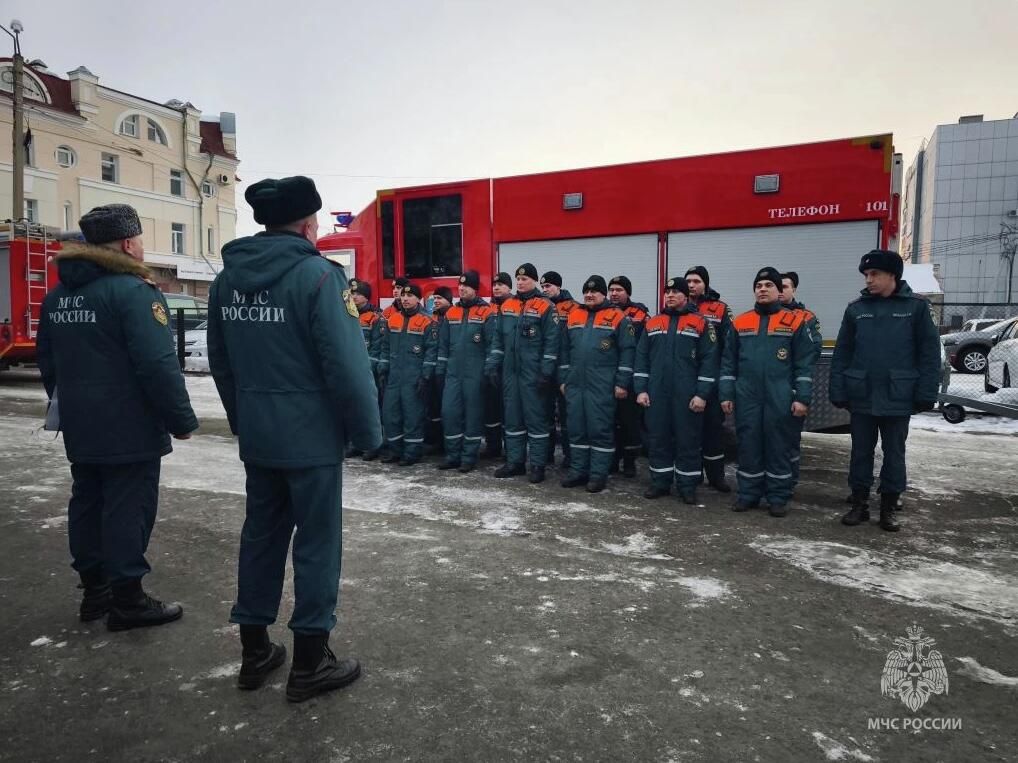 Спасатели поисково-спасательного отряда и аэромобильная группировка ГУ МЧС России перед отправлением на поиски вертолета Robinson, пропавшего в Амурской области - РИА Новости, 1920, 20.02.2026