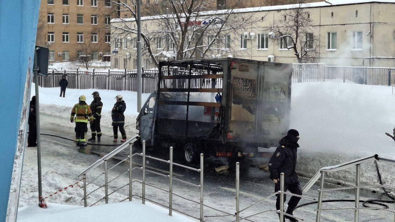 На месте возгорания автомобиля на улице Маршала Шестопалова в Москве - РИА Новости, 1920, 20.02.2026