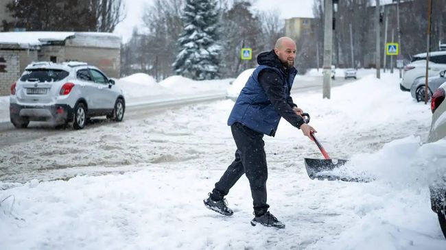 Мэр Курска Евгений Маслов принял участие в расчистке города от снега