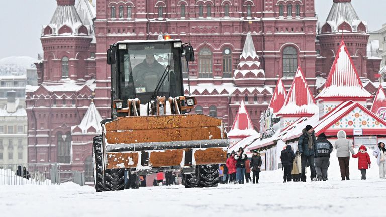 Уборка снега на Красной площади в Москве Уборка снега на Красной площади в Москве