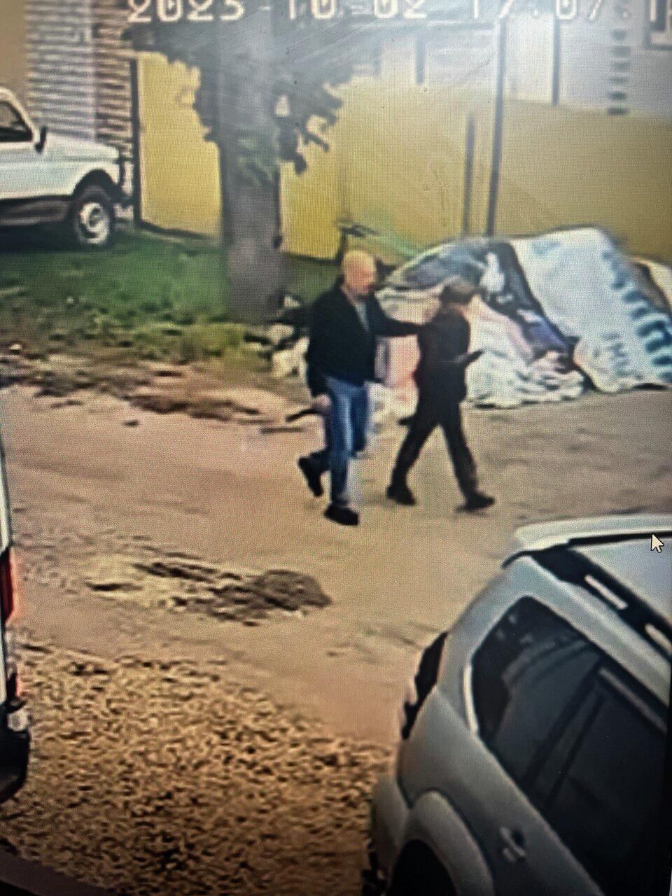 Румянцев уводит Максима к себе домой, скрин с видео Румянцев уводит Максима к себе домой, скрин с видео - РИА Новости, 1920, 20.02.2026