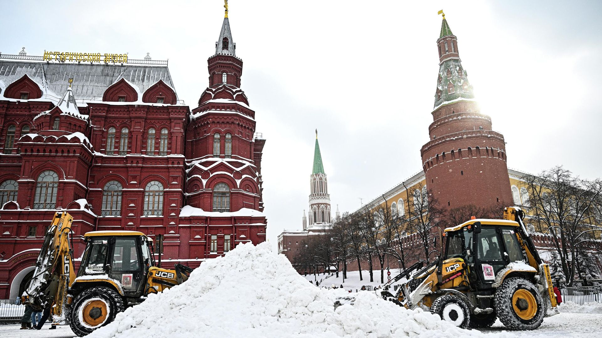 Уборка снега возле здания Государственного исторического музея в Москве Уборка снега возле здания Государственного исторического музея в Москве - РИА Новости, 1920, 21.02.2026