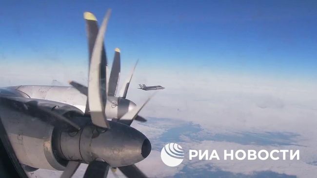 Плановый полет стратегических ракетоносцев Ту-95МС
