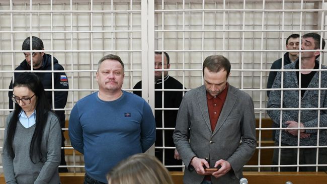 Обвиняемые по делу о хищении 152 миллионов рублей при строительстве фортификационных сооружений во время оглашения приговора в зале Ленинского районного суда Курска. 20 февраля 2026