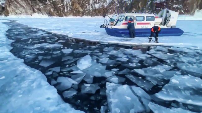 Спасатели МЧС РФ на месте, где микроавтобус УАЗ Буханка с группой туристов из Китая провалился под лед озера Байкал в районе мыса Хобой