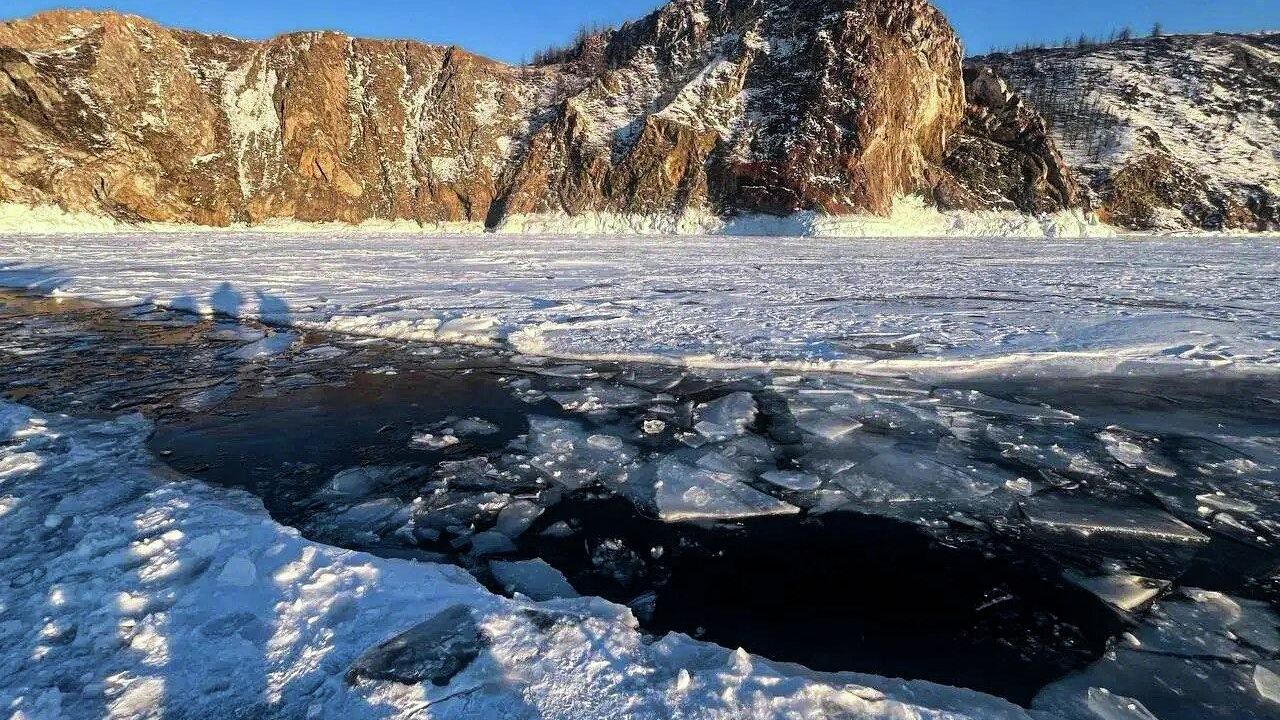 На месте происшествия, где микроавтобус УАЗ Буханка с группой туристов из Китая провалился под лед озера Байкал в районе мыса Хобой На месте происшествия, где микроавтобус УАЗ Буханка с группой туристов из Китая провалился под лед озера Байкал в районе мыса Хобой - РИА Новости, 1920, 21.02.2026