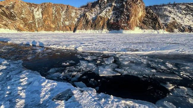 На месте происшествия, где микроавтобус УАЗ Буханка с группой туристов из Китая провалился под лед озера Байкал в районе мыса Хобой