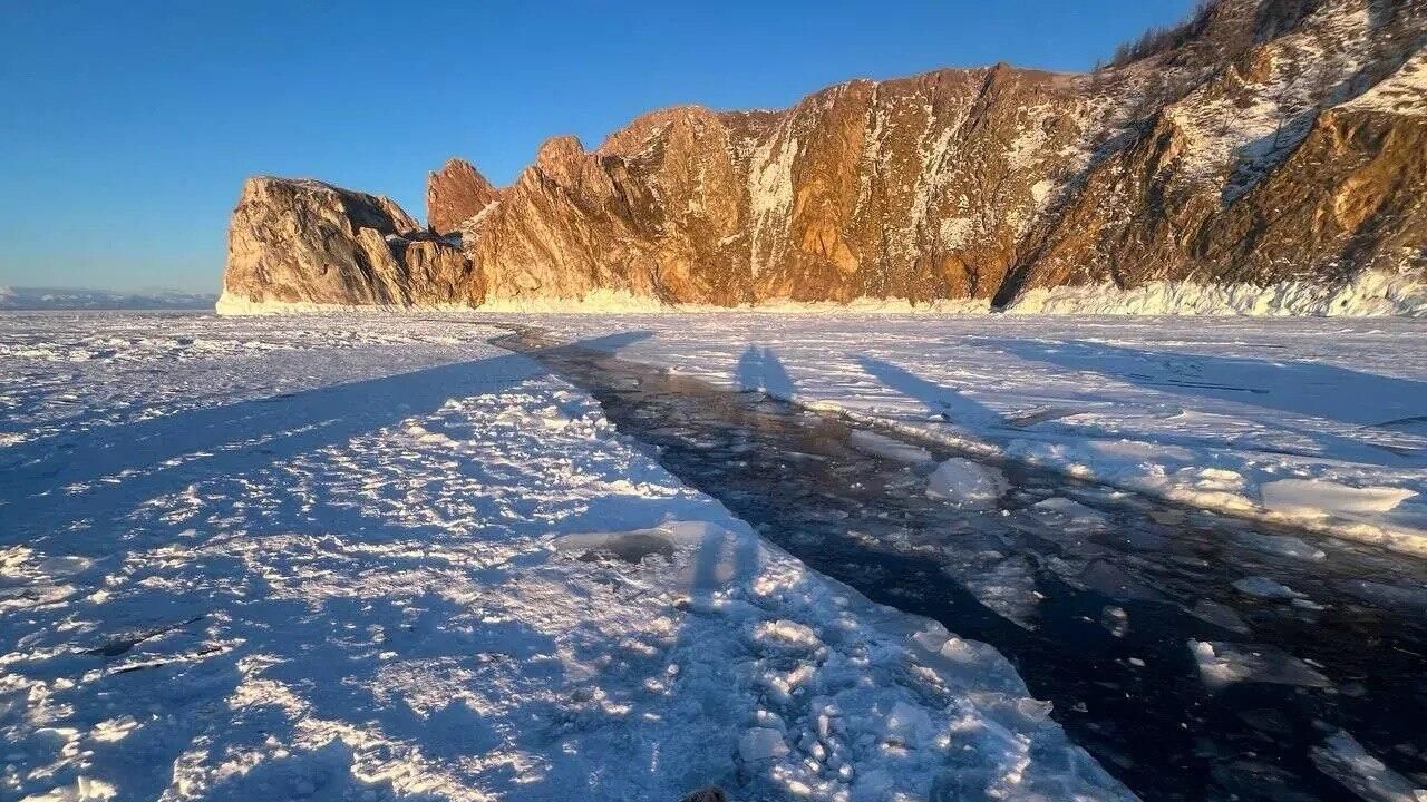 На месте происшествия, где микроавтобус УАЗ буханка с группой туристов из Китая провалился под лед озера Байкал - РИА Новости, 1920, 21.02.2026