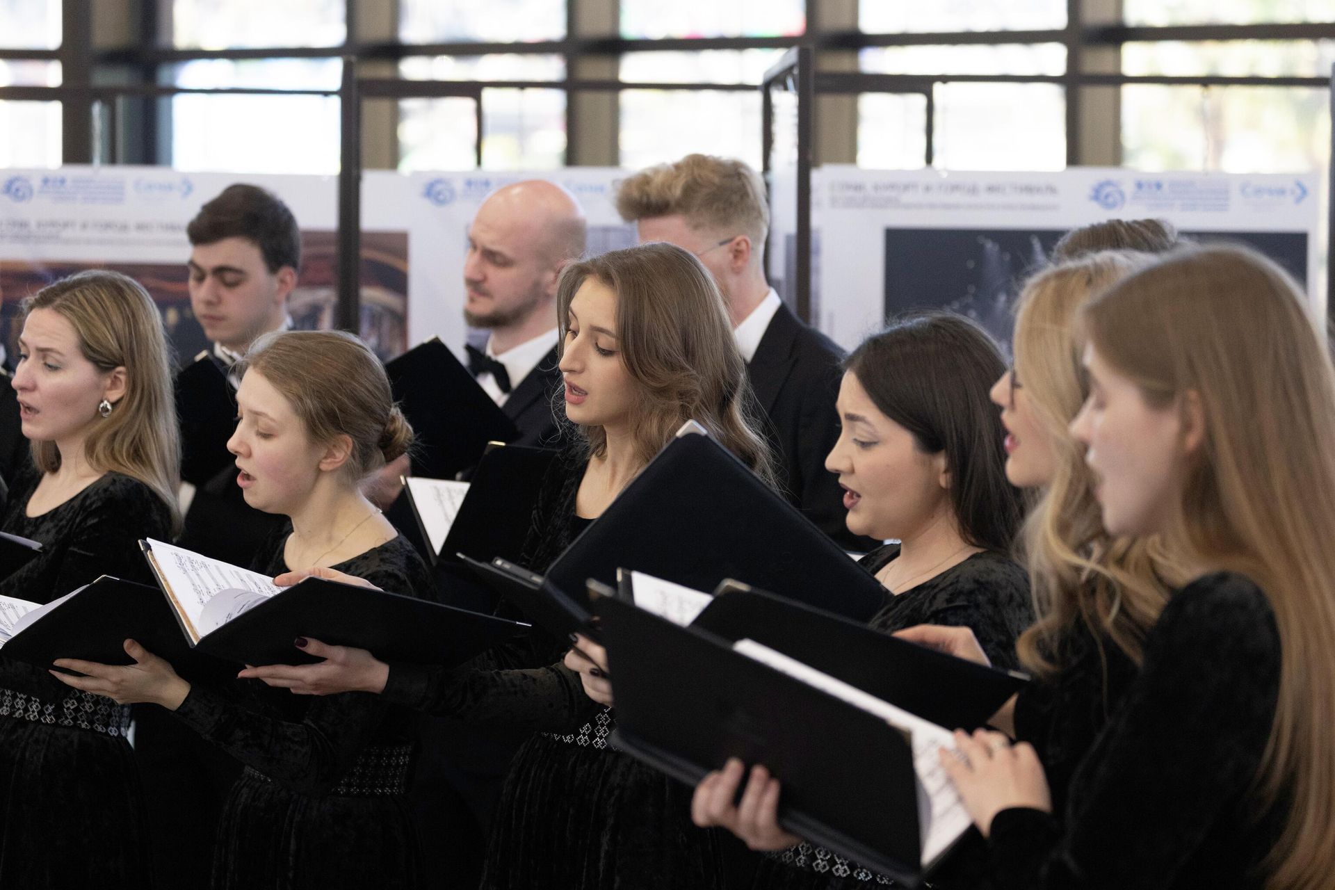 Ансамбль современной хоровой музыки Altro Coro выступает в аэропорту Сочи - РИА Новости, 1920, 21.02.2026