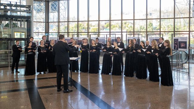 Ансамбль современной хоровой музыки Altro Coro выступает в аэропорту Сочи