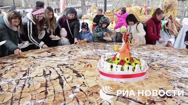 Рекордный Царь-блин испекли в Крыму. Кадр видео