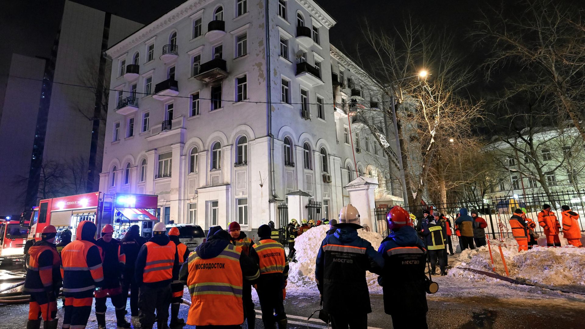 Сотрудники экстренных служб у жилого дома в районе метро Октябрьская в центре Москвы, в котором произошел пожар Сотрудники экстренных служб у жилого дома в районе метро Октябрьская в центре Москвы, в котором произошел пожар - РИА Новости, 1920, 21.02.2026