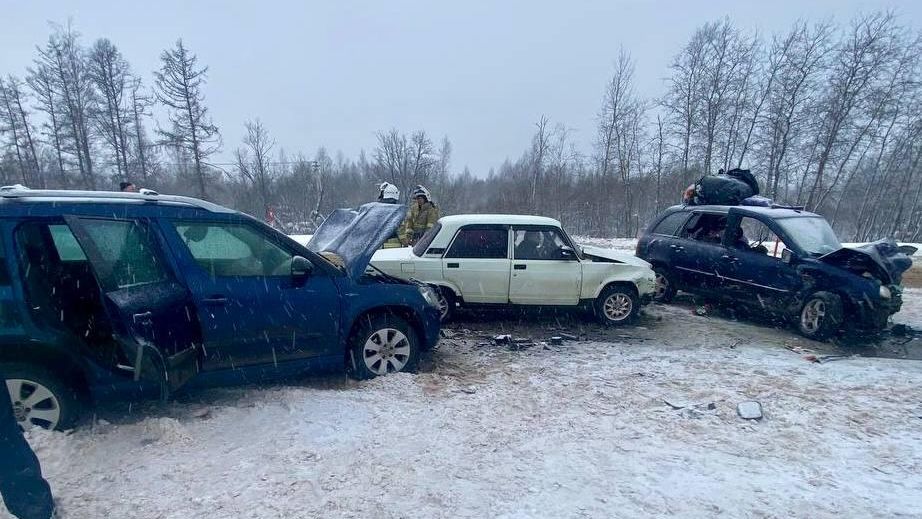Последствия столкновения трех автомобилей в Новгородской области Последствия столкновения трех автомобилей в Новгородской области - РИА Новости, 1920, 22.02.2026