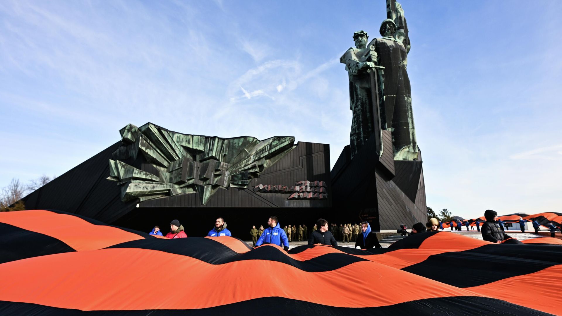 Участники акции в память защитников Отечества развернули 200-метровую георгиевскую ленту у мемориала Твоим освободителям, Донбасс в Донецке Участники акции в память защитников Отечества развернули 200-метровую георгиевскую ленту у мемориала Твоим освободителям, Донбасс в Донецке - РИА Новости, 1920, 23.02.2026