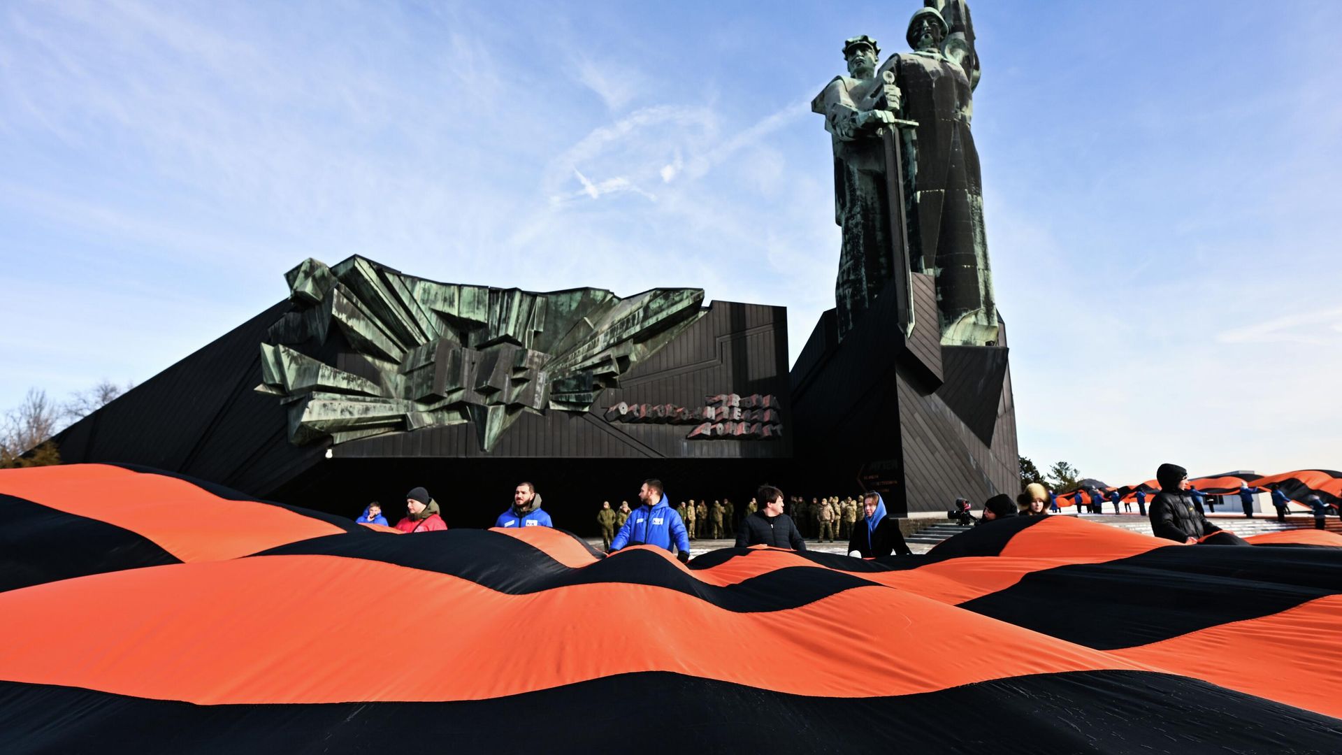 Участники акции в память защитников Отечества развернули 200-метровую георгиевскую ленту у мемориала Твоим освободителям, Донбасс в Донецке Участники акции в память защитников Отечества развернули 200-метровую георгиевскую ленту у мемориала Твоим освободителям, Донбасс в Донецке - РИА Новости, 1920, 23.02.2026