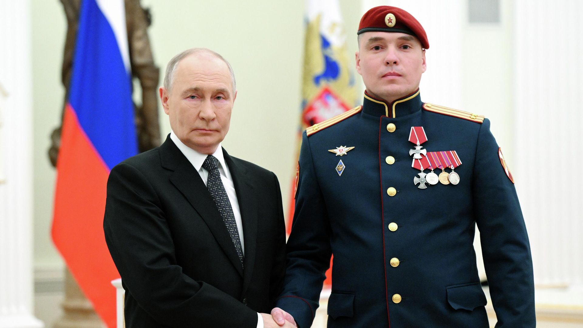 Президент РФ Владимир Путин и командир Николай Нетесов, награжденный орденом Мужества Президент РФ Владимир Путин и командир Николай Нетесов, награжденный орденом Мужества - РИА Новости, 1920, 23.02.2026
