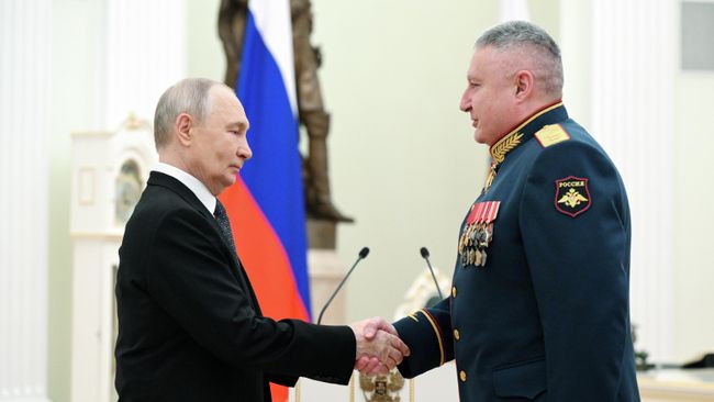 Президент РФ Владимир Путин и генерал-лейтенант Арутюн Дарбинян, удостоенный звания Героя Российской Федерации. 23 февраля 2026 года