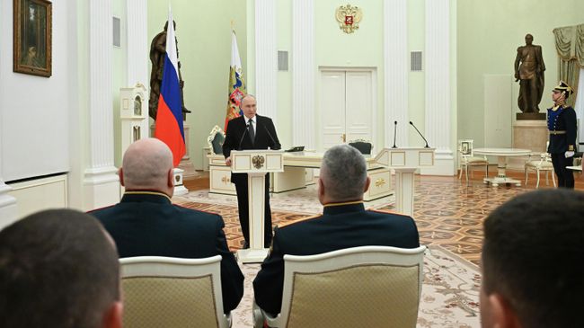 Президент РФ Владимир Путин выступает на церемонии вручения государственных наград Героям России в День защитника Отечества