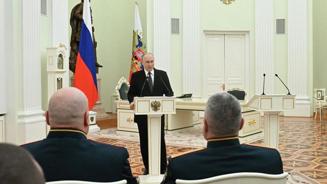 Путин вручает госнаграды военным, удостоенным звания Героя России и ордена Мужества