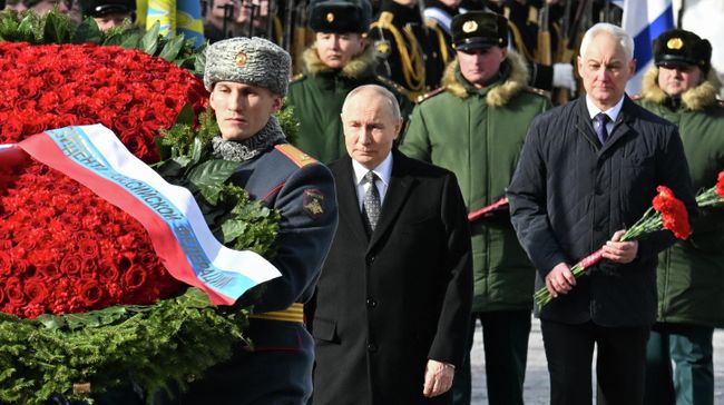 Возложение венка к Могиле Неизвестного Солдата