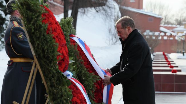 Заместитель председателя Совета безопасности РФ Дмитрий Медведев на церемонии возложения цветов к Могиле Неизвестного Солдата в Александровском саду у Кремлевской стены в День защитника Отечества. 23 февраля 2026 года