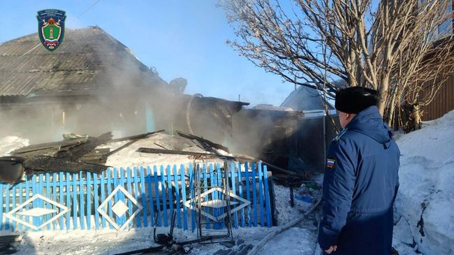 Последствия пожара в частном доме в городе Березовском Кемеровской области