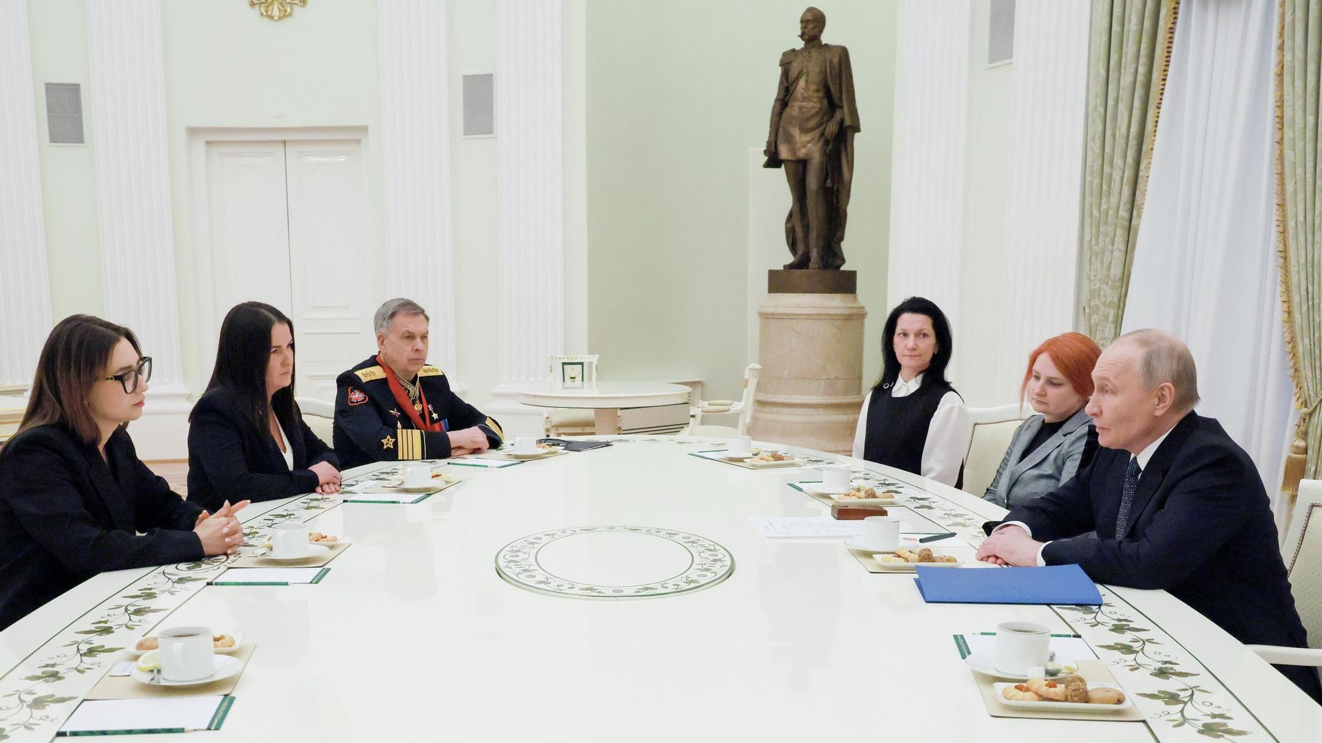 Президент РФ Владимир Путин на встрече в Кремле с вдовами героически погибших российских спецназовцев Президент РФ Владимир Путин на встрече в Кремле с вдовами героически погибших российских спецназовцев - РИА Новости, 1920, 23.02.2026
