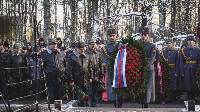 Сотрудники МЧС РФ и представители властей Санкт-Петербурга возложили траурные венки и цветы к монументу в память о спасателях, погибших при пожаре в гостинице Ленинград 23 февраля 1991 года