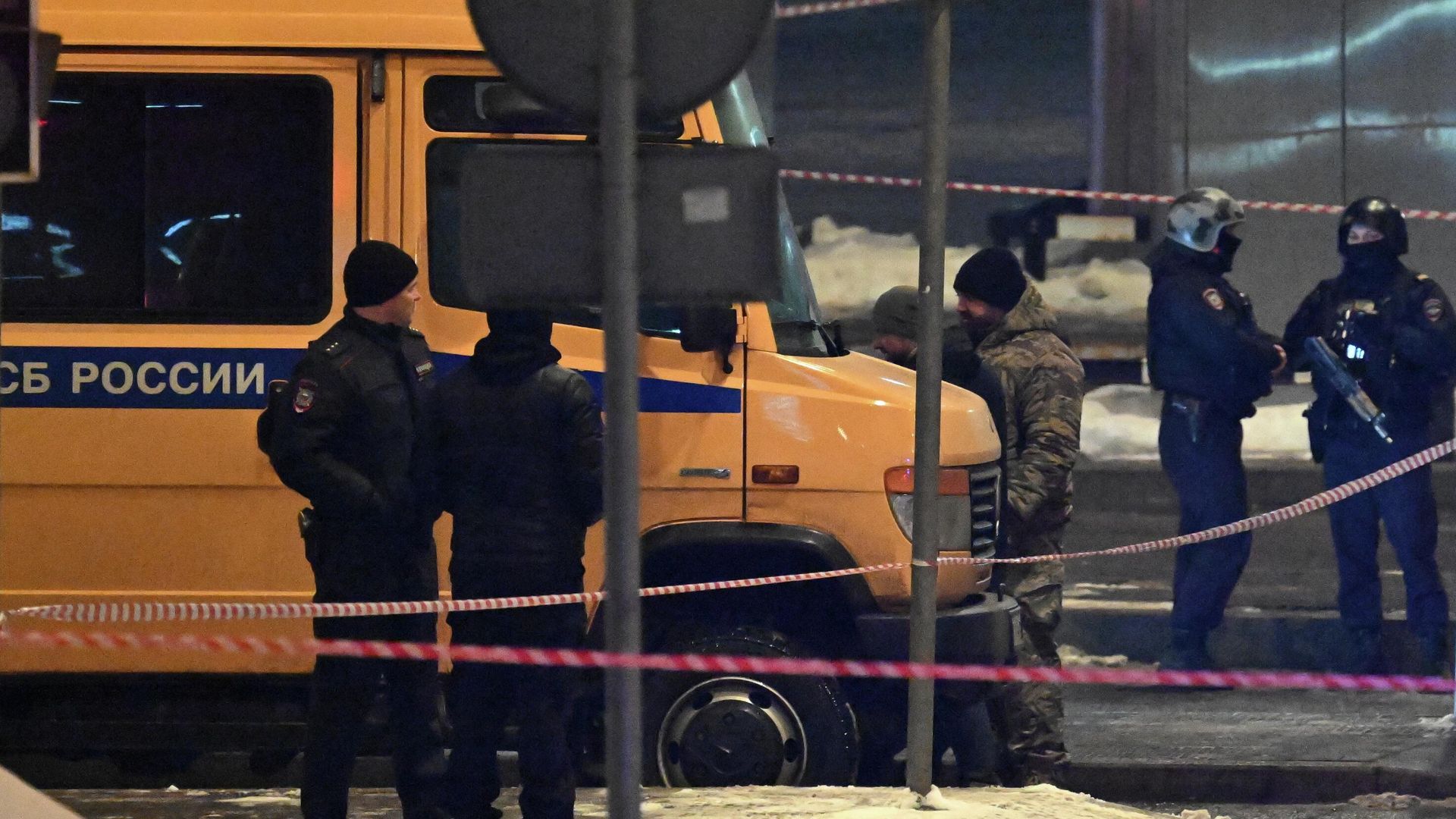 Автомобиль Федеральной службы безопасности на месте взрыва служебного автомобиля Госавтоинспекции на площади Савеловского вокзала - РИА Новости, 1920, 24.02.2026