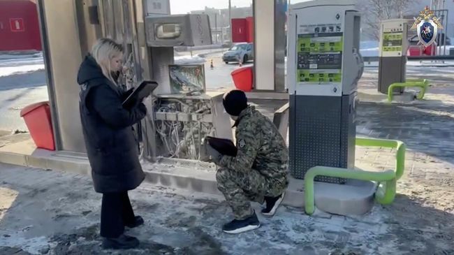 Работа СК РФ на месте поджога топливной колонки в Петербурге