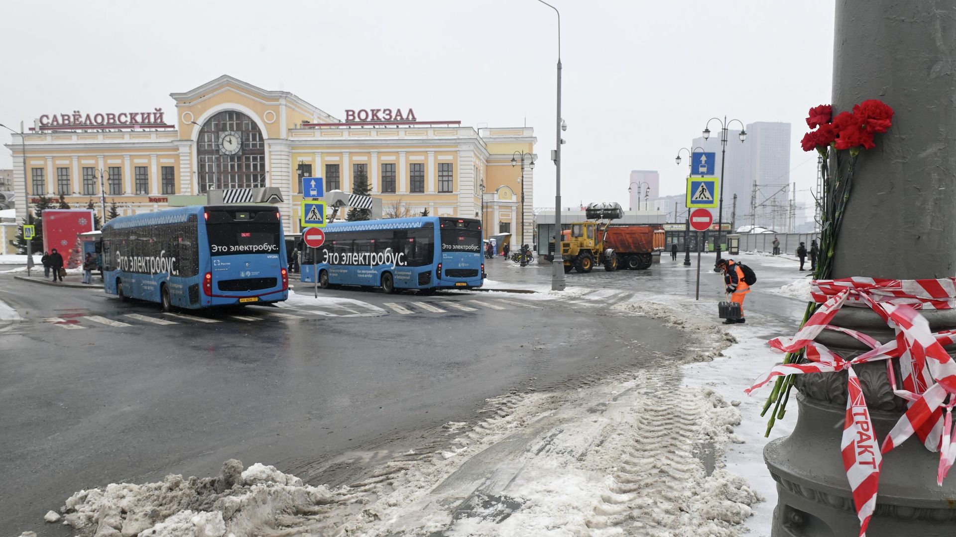 Цветы рядом с местом взрыва служебного автомобиля Госавтоинспекции на площади Савеловского вокзала Цветы рядом с местом взрыва служебного автомобиля Госавтоинспекции на площади Савеловского вокзала - РИА Новости, 1920, 02.04.2026