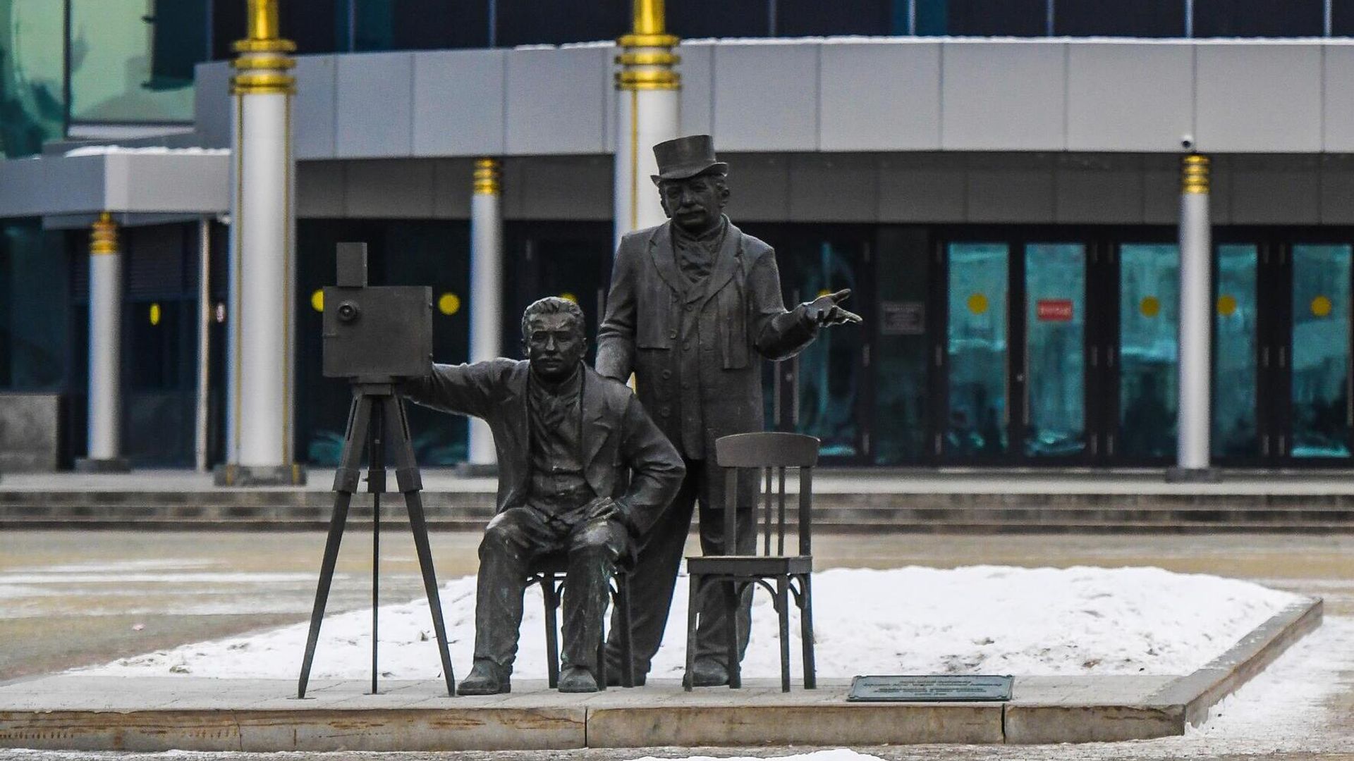 Памятник братьям Люмьер в Екатеринбурге - РИА Новости, 1920, 24.02.2026