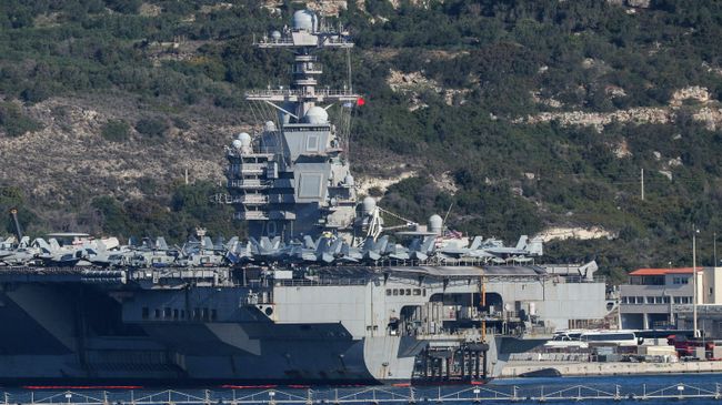 Американский авианосец USS Gerald R. Ford пришвартован у берегов греческого острова Крит